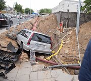 Po smūgio automobilis įlėkė į griovį