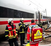 Vokietijoje traukinys įsirėžė į sunkvežimį