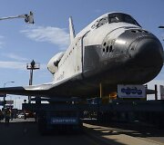Erdvėlaivis &bdquo;Endeavour&ldquo; vežamas į paskutinę kelionę Los Andželo gatvėmis