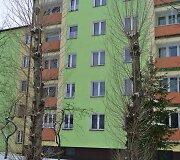 Augustave po renovacijos namai dažomi įvairiomis spalvomis