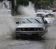 Automobilis važiuoja apsemta gatve
