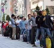 Tokijuje klientai laukia kada galės įsigyti &bdquo;iPhone 5s&ldquo; i&scaron;manujį telefoną.