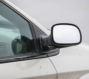 Per avariją apgadintas automobilio veidrodėlis