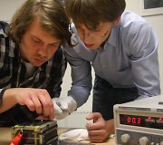 &bdquo;LituanicaSAT-1&ldquo; iniciatoriai Vytenis Buzas ir Laurynas Mačiulis apžiūri palydovą