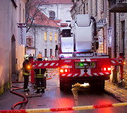 Pranci&scaron;konų gatvėje i&scaron; 4 auk&scaron;tų gyvenamojo namo pastogės veržiasi dūmai