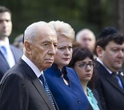 Shimonas Peresas kartu su Lietuvos vadove Dalia Grybauskaite Panerių memoriale pagerbė Holokausto aukas.