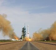 Raketos ne&scaron;ėjos &bdquo;Long March&ldquo; pakilimas 