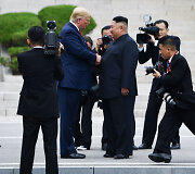 Trečią kartą susitiko Donaldas Trumpas ir Kim Jong Unas
