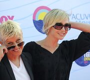 TV laidų vedėja Ellen DeGeneres (kairėje) su sutuoktine, aktore Portia de Rossi