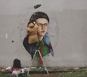 Menininkė Paulė Bocullaitė ir jos Frida Kahlo pie&scaron;inys ant statistikos departamento pastato sienos