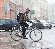 Sekmadienį Vilniuje - balta, balta. Nosis kutena žvarbus vėjas.