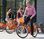 Oranžiniais dviračiais važinėjasi ir dviratininkai, ir net gyvūnai.
