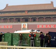 Tiananmenio aik&scaron;tėje policininkai užtvėrė įvykio vietą.