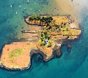 Britų pora už 1,5 mln. eurų parduoda privačią salą su savo namais.