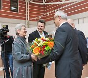 Lenkijos ambasadorius Jaroslavas Čubinskis Vandai Rodovič įteikė gėlių puok&scaron;tę