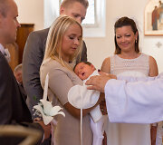 Agnės Ki&scaron;onaitės ir Manto Kubiliaus dukters Lilijos krik&scaron;tynų akimirka