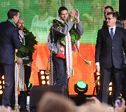 Mantas Kalnietis (centre)
