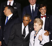 JAV prezidentui Barackui Obamai niūriai žvelgiant prie&scaron; save Estijoje, Dalia Grybauskaitė kalbėjo apie &bdquo;karą prie&scaron; taiką ir valstybių sienas&ldquo;