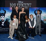 Bradas Pittas ir Angelina Jolie su vaikais (i&scaron; kairės) Paxu, Zahara, Knoxu, Shiloh ir Maddoxu