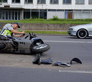 Motoroleris atsitrenkė į troleibusą
