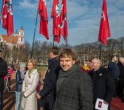 Benediktas Vanagas Vilniaus Luki&scaron;kių aik&scaron;tėje i&scaron;kėlė istorinę Lietuvos vėliavą 2015 m. kovo 11 d. 
