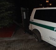 Po gaudynių apgadintas automobilis