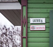 Latvijos nepriklausomybės dieną vilniečiai Latvių gatvę papuo&scaron;ė užra&scaron;u &ndash; Latvie&scaron;u iela