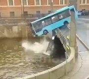 Nufilmuota, kaip Sankt Peterburge autobusas įkrito į upę