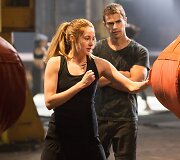 Shailene Woodley ir Theo Jamesas filme &bdquo;Divergentė&ldquo;