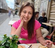 Virginija mėgaujasi &bdquo;Napoleono&ldquo; tortu ir kava Vilniuje