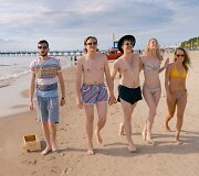 Vaidotas Grincevičius, Artūras Svorobovič, Lukas Malinauskas, Indrė Pivoraitė ir Gelminė Glemžaitė komedijoje &bdquo;Poilsiautojai: pavydo žaidynės&ldquo;