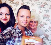 Ruslanas Kirlikinas su seserimi Viktorija ir močiute Zina