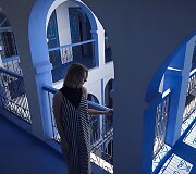Beata Ti&scaron;kevič mėlyname Riade Chefchaouene