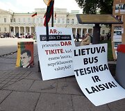 Akcija, skirta paminėti Drąsiaus Kedžio ir Laimutės Stankūnaitės dukros perdavimą motinai.