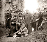 J.Basanavičius su Lietuvių mokslo draugijos nariais prie Trakų pilies griuvėsių, 1908 m.