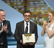 Turkų režisierius Nuri Bilge Ceylanas su Quentinu Tarantino ir Uma Thurman