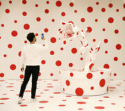Menininkės Yayoi Kusama instaliacija Los Andžele
