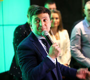 Volodymyro Zelenskio komanda ir žurnalistai laukia rezultatų