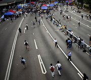 Honkongo gatvė, kurioje buvos susirinkę tūkstančiai protestuotojų.
