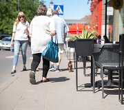 Lauko kavinių staliukai ant Vokiečių gatvės &scaron;aligatvio