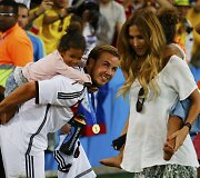Mario Goetze ir jo draugė Ann Kathrin Brommel žaidžia su Jerome'o Boateng'o dukromis Soley ir Lamia