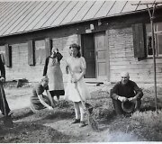 1947-ieji: darželį ravi Juzė Pupinytė (Zaleckienė), su &scaron;luota stovi mokytoja Genė Servienė (Panovaitė) ir jos vyras Antanas Serva. Mokytoja i&scaron;tekėjo Gataučiuose, atvykusi mokytojauti. Su skrybėle rankose sėdi Rolando prosenelis, &scaron;io namo statytojas Juozapas Pupinis