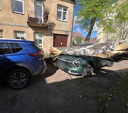 Gūsingo vėjo padariniai: Vilniaus Nočios g. ant ma&scaron;inos užvirto ilgametis beržas