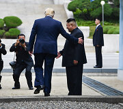 Trečią kartą susitiko Donaldas Trumpas ir Kim Jong Unas