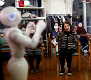 Senstančioje Japonijoje senelių priežiūrai pasitelkiami robotai