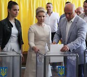 Dnipropetrovske savo balsą atiduoda Julija Tymo&scaron;enko, jos dukra Jevhenija ir vyras Oleksandras