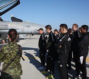 &bdquo;&Scaron;iaulių&ldquo; futbolininkai  &ndash; NATO oro bazėje Zokiniuose