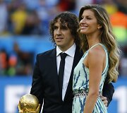 Carlesas Puyolas ir Gisele Bundchen į &bdquo;Maracana&ldquo; stadioną įne&scaron;ė Pasaulio futbolo čempionato nugalėtojų trofėjų