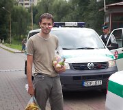 Andrius Tapinas prie Rusijos ambasados valgė lenki&scaron;kus obuolius.