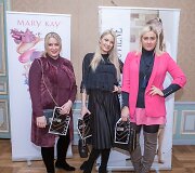 Karolina Bulonaitė (de&scaron;inėje)